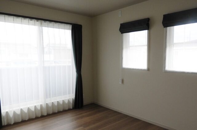 ブラックで統一されたシックな外観と自然光がたっぷり入る明るい2階建て - 向洋ハウジング - 洋室