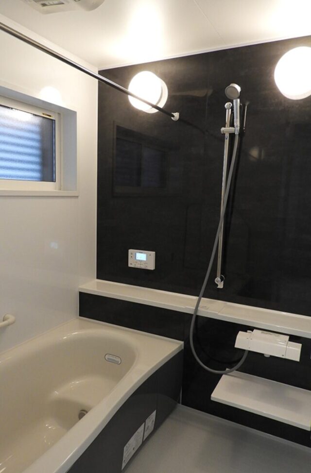 ブラックで統一されたシックな外観と自然光がたっぷり入る明るい2階建て - 向洋ハウジング - 浴室