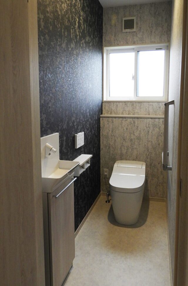 ブラックで統一されたシックな外観と自然光がたっぷり入る明るい2階建て - 向洋ハウジング - トイレ