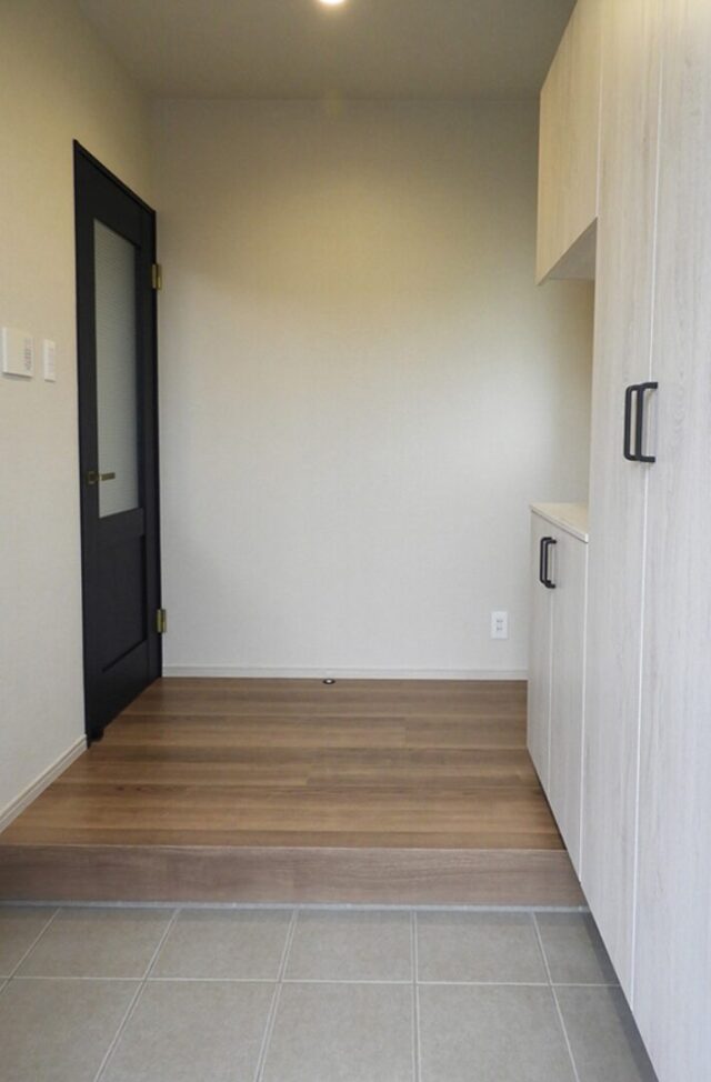 ブラックで統一されたシックな外観と自然光がたっぷり入る明るい2階建て - 向洋ハウジング - 玄関