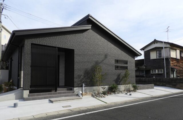 ブラックの重厚な外観とグレーでまとめたスタイリッシュな大人モダン平屋 - 向洋ハウジング - 外観