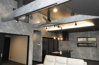 ブラックの重厚な外観とグレーでまとめたスタイリッシュな大人モダン平屋 - 向洋ハウジング - ダイニング・キッチン