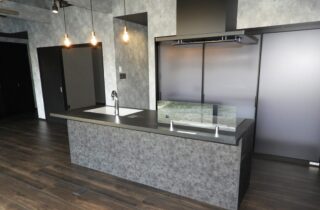 ブラックの重厚な外観とグレーでまとめたスタイリッシュな大人モダン平屋 - 向洋ハウジング - キッチン