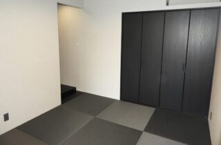 ブラックの重厚な外観とグレーでまとめたスタイリッシュな大人モダン平屋 - 向洋ハウジング - 和室