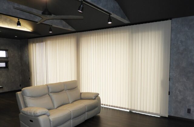 ブラックの重厚な外観とグレーでまとめたスタイリッシュな大人モダン平屋 - 向洋ハウジング - リビング