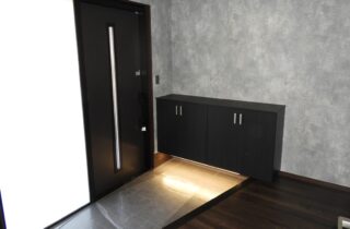 ブラックの重厚な外観とグレーでまとめたスタイリッシュな大人モダン平屋 - 向洋ハウジング - 玄関