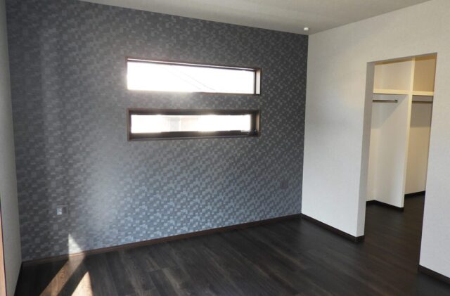 ブラックの重厚な外観とグレーでまとめたスタイリッシュな大人モダン平屋 - 向洋ハウジング - 洋室