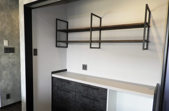 ブラックの重厚な外観とグレーでまとめたスタイリッシュな大人モダン平屋 - 向洋ハウジング - 収納