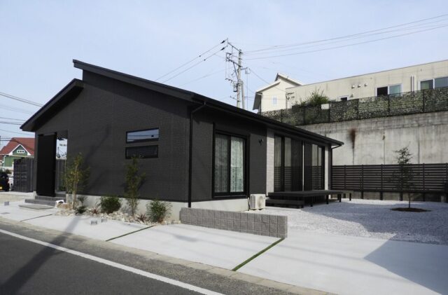 ブラックの重厚な外観とグレーでまとめたスタイリッシュな大人モダン平屋 - 向洋ハウジング - 外観・外構