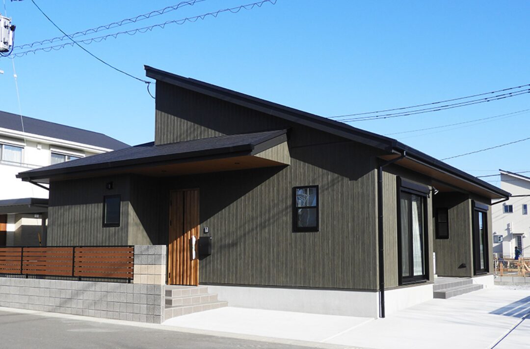 木のアクセントが映える立体的な外観とモダンクラシックな平屋