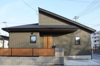 木のアクセントが映える立体的な外観とモダンクラシックな平屋 - 向洋ハウジング - 外観正面