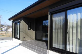 木のアクセントが映える立体的な外観とモダンクラシックな平屋 - 向洋ハウジング - 外構・外観