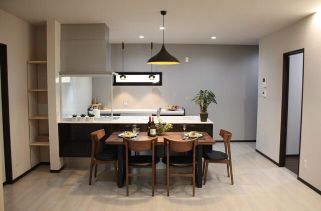 木のアクセントが映える立体的な外観とモダンクラシックな平屋 - 向洋ハウジング - LDK