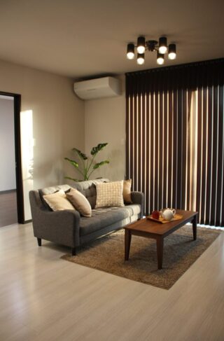 木のアクセントが映える立体的な外観とモダンクラシックな平屋 - 向洋ハウジング - リビング