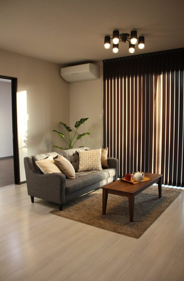 木のアクセントが映える立体的な外観とモダンクラシックな平屋 - 向洋ハウジング - リビング