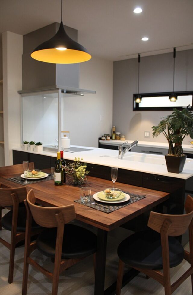 木のアクセントが映える立体的な外観とモダンクラシックな平屋 - 向洋ハウジング - キッチン・ダイニング