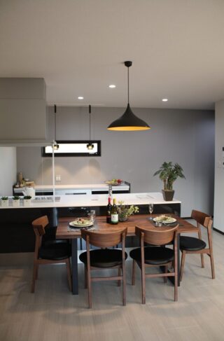 木のアクセントが映える立体的な外観とモダンクラシックな平屋 - 向洋ハウジング - キッチン・ダイニング