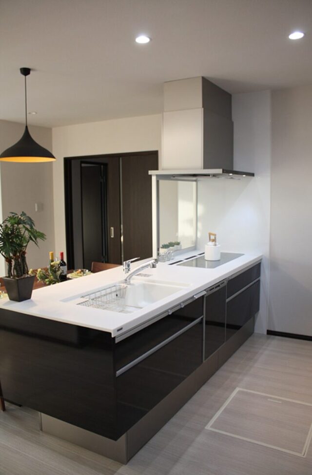 木のアクセントが映える立体的な外観とモダンクラシックな平屋 - 向洋ハウジング - キッチン