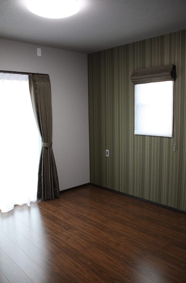 木のアクセントが映える立体的な外観とモダンクラシックな平屋 - 向洋ハウジング - 洋室