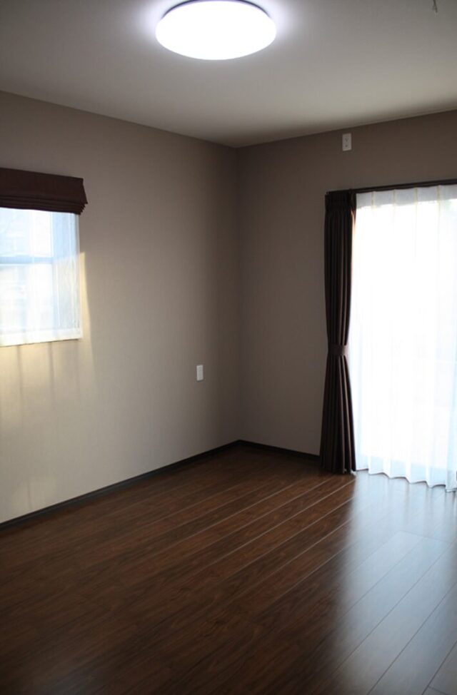 木のアクセントが映える立体的な外観とモダンクラシックな平屋 - 向洋ハウジング - 洋室