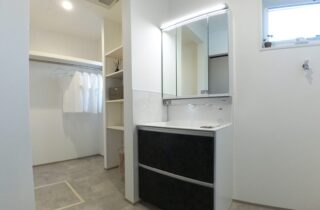 コンパクトな動線で日々の暮らしを軽やかにするモダンな平屋 - 向洋ハウジング - 洗面スペース