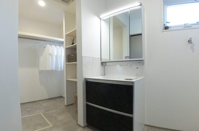 コンパクトな動線で日々の暮らしを軽やかにするモダンな平屋 - 向洋ハウジング - 洗面スペース