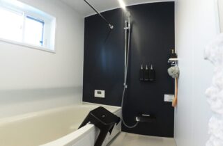 コンパクトな動線で日々の暮らしを軽やかにするモダンな平屋 - 向洋ハウジング - 浴室