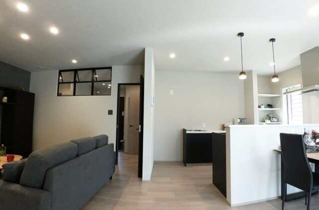 コンパクトな動線で日々の暮らしを軽やかにするモダンな平屋 - 向洋ハウジング - LDK