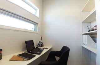 コンパクトな動線で日々の暮らしを軽やかにするモダンな平屋 - 向洋ハウジング - 書斎