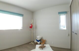 コンパクトな動線で日々の暮らしを軽やかにするモダンな平屋 - 向洋ハウジング - 洋室