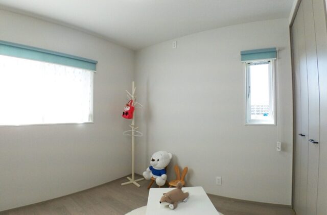 コンパクトな動線で日々の暮らしを軽やかにするモダンな平屋 - 向洋ハウジング - 洋室