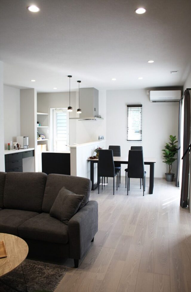 コンパクトな動線で日々の暮らしを軽やかにするモダンな平屋 - 向洋ハウジング - LDK