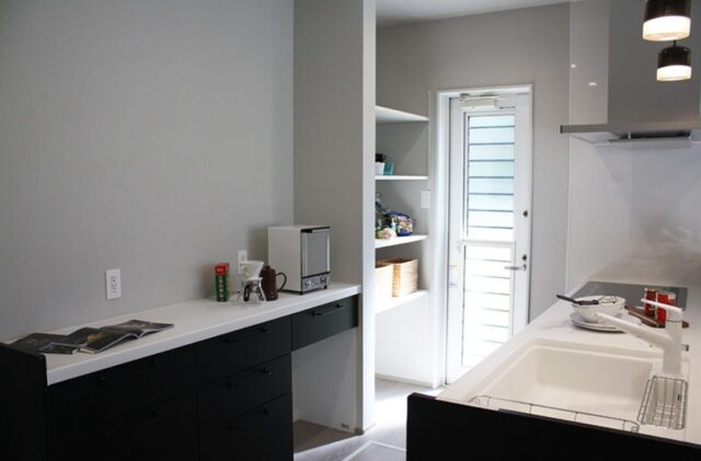 コンパクトな動線で日々の暮らしを軽やかにするモダンな平屋 - 向洋ハウジング - キッチン・収納