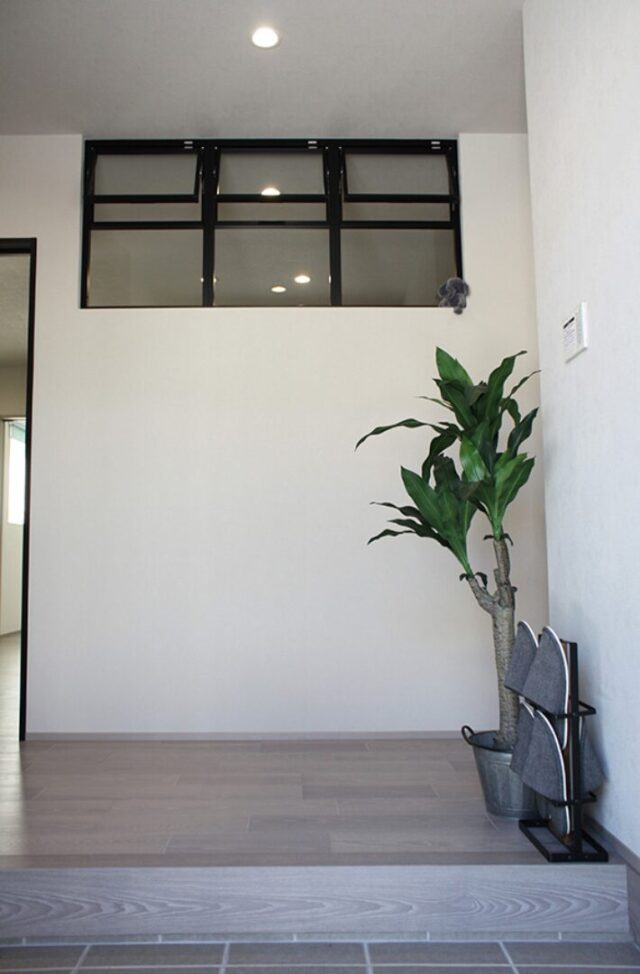 コンパクトな動線で日々の暮らしを軽やかにするモダンな平屋 - 向洋ハウジング - 玄関