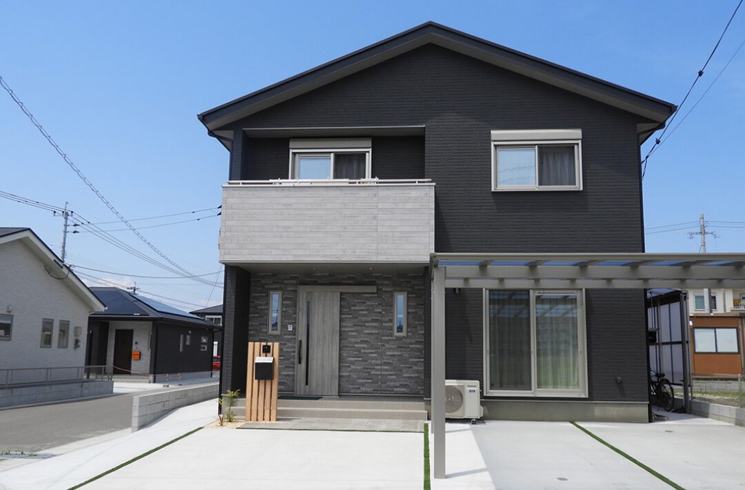 ブラックとグレーが映えるシックなデザインと光の演出が心地よい4LDKの2階建て