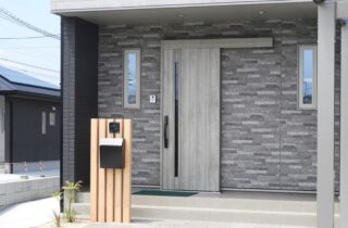 ブラックとグレーが映えるシックなデザインと光の演出が心地よい2階建て - 向洋ハウジング - 玄関