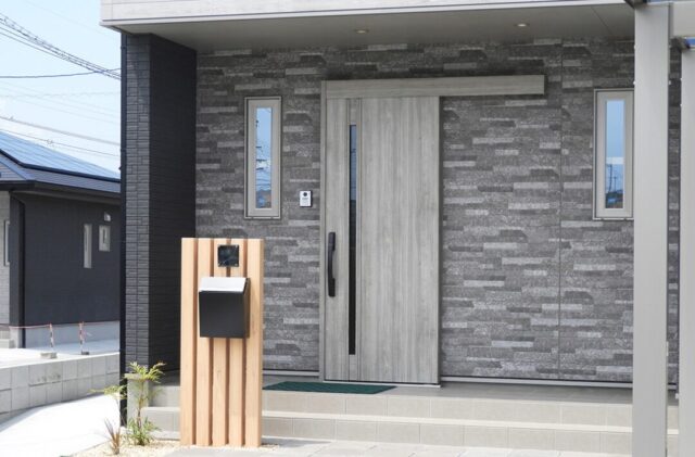 ブラックとグレーが映えるシックなデザインと光の演出が心地よい2階建て - 向洋ハウジング - 玄関