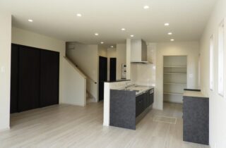 ブラックとグレーが映えるシックなデザインと光の演出が心地よい2階建て - 向洋ハウジング - LDK