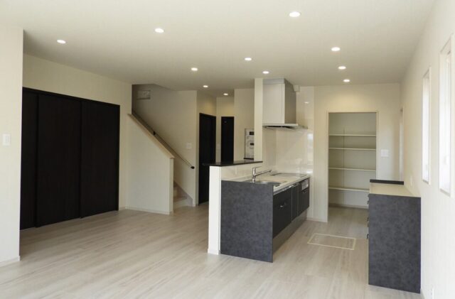 ブラックとグレーが映えるシックなデザインと光の演出が心地よい2階建て - 向洋ハウジング - LDK