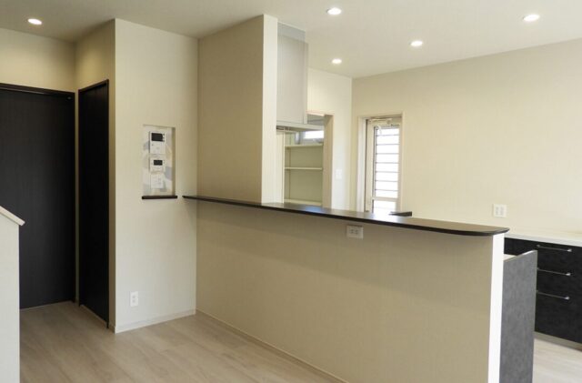 ブラックとグレーが映えるシックなデザインと光の演出が心地よい2階建て - 向洋ハウジング - キッチン