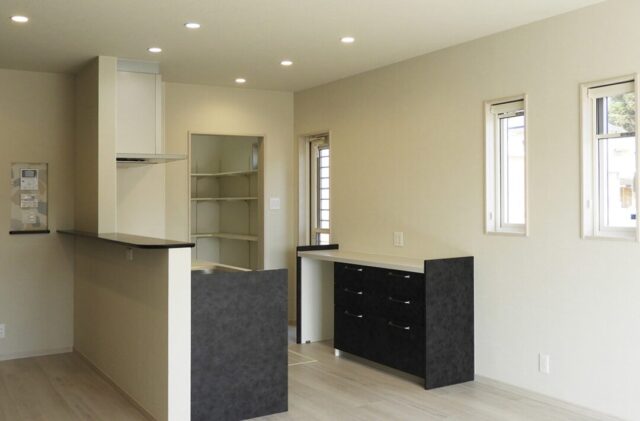 ブラックとグレーが映えるシックなデザインと光の演出が心地よい2階建て - 向洋ハウジング - キッチン・収納