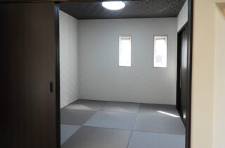 ブラックとグレーが映えるシックなデザインと光の演出が心地よい2階建て - 向洋ハウジング - 和室