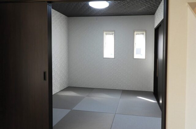 ブラックとグレーが映えるシックなデザインと光の演出が心地よい2階建て - 向洋ハウジング - 和室