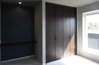 ブラックとグレーが映えるシックなデザインと光の演出が心地よい2階建て - 向洋ハウジング - 洋室