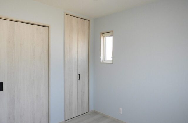 ブラックとグレーが映えるシックなデザインと光の演出が心地よい2階建て - 向洋ハウジング - 洋室