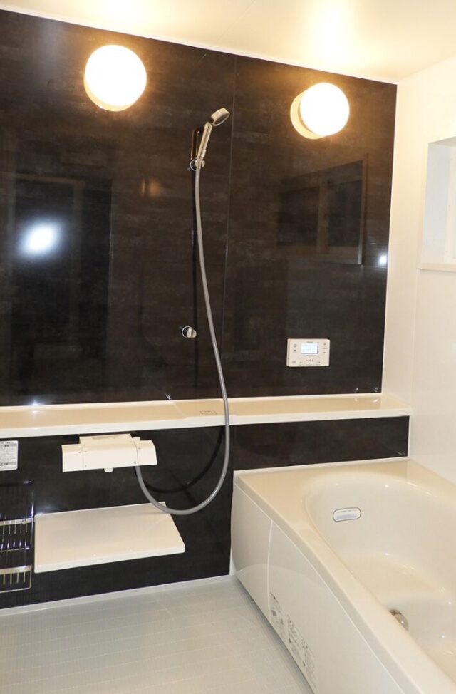 ブラックとグレーが映えるシックなデザインと光の演出が心地よい2階建て - 向洋ハウジング - 浴室