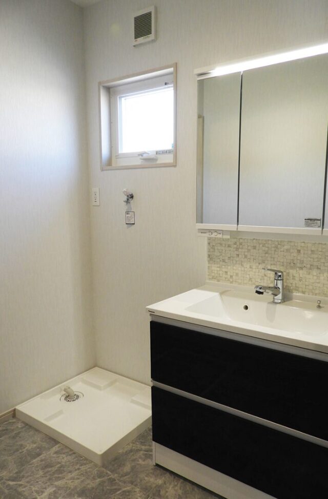 ブラックとグレーが映えるシックなデザインと光の演出が心地よい2階建て - 向洋ハウジング - 洗面・ランドリー