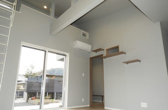 高い天井と機能美が調和する猫と暮らすコンパクトな平屋 - 向洋ハウジング - LDK・ロフト