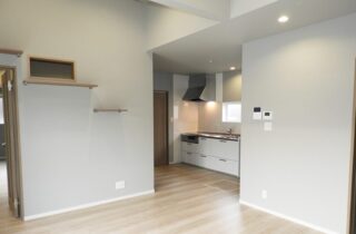 高い天井と機能美が調和する猫と暮らすコンパクトな平屋 - 向洋ハウジング - LDK