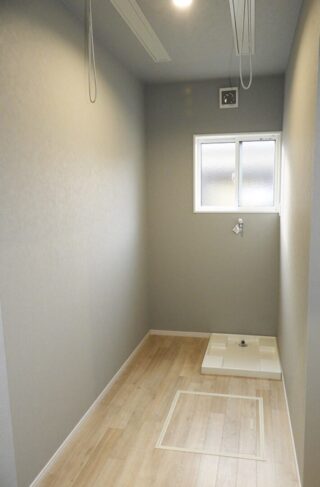 高い天井と機能美が調和する猫と暮らすコンパクトな平屋 - 向洋ハウジング - 室内干し場